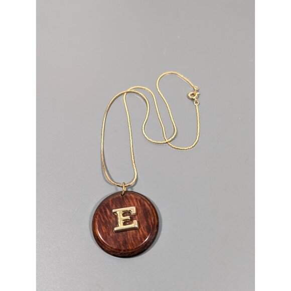 Vintage Initial Letter E Brown Wood Round Pendant Necklace Gold Tone 18 in - Picture 3 of 7